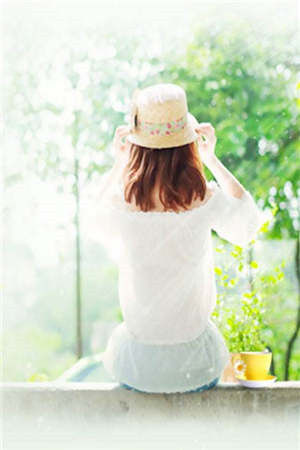 六角亭里林逸光着膀子仰躺着